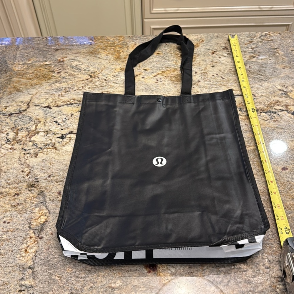 Lukulemon large bag. Brand new. - Picture 3 of 3